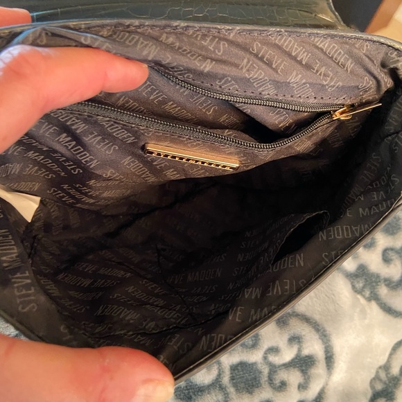 Steve Madden 2Tone Red & Black Crossbody/satchel with removable chain - Picture 4 of 17